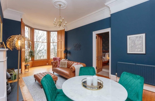 Spacious drawing room apt, 10 mins to Princess st.