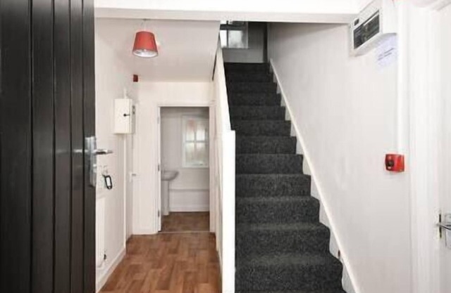 Spacious Duplex Apartment 5 Bedrooms Kitchen Free Wi-Fi Pet-Friendly