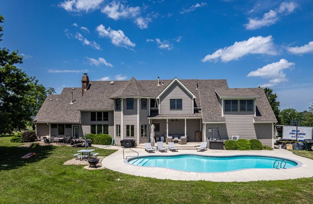 Spacious estate with 8 bedrooms + Pool -Near CoMO