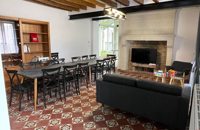 Spacious Family Cottage with Garden, Terrace, and Wifi near Le Mans and Tours