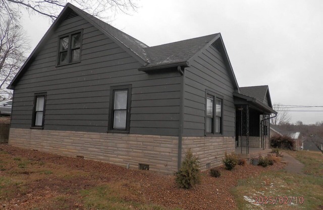 Spacious family-friendly 4-bedroom house in downtown Tell City