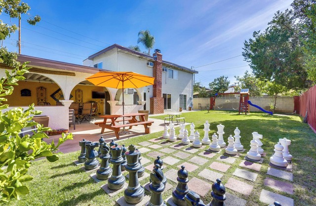 Spacious & Family-Friendly Stay Near Disneyland & Beaches – Clean & Comfortable!