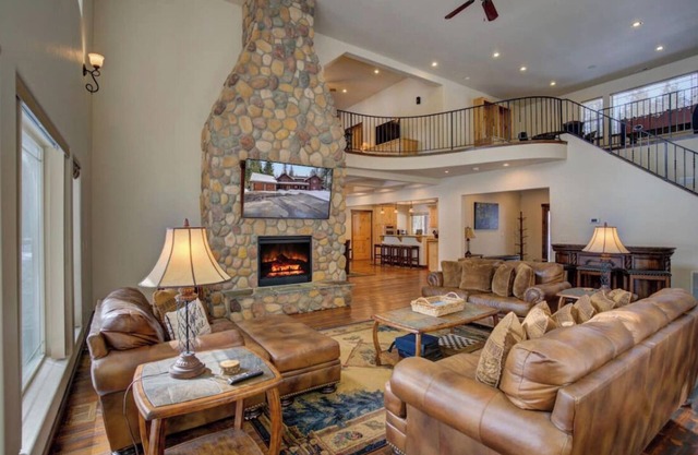 Spacious Family Home on Priest Lake Golf Course