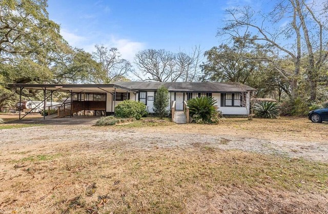Spacious Farmhouse Ranch Near Mobile!