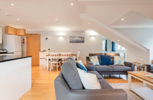 Spacious Flat A Few Mins Walk to Carlyon Bay Beach