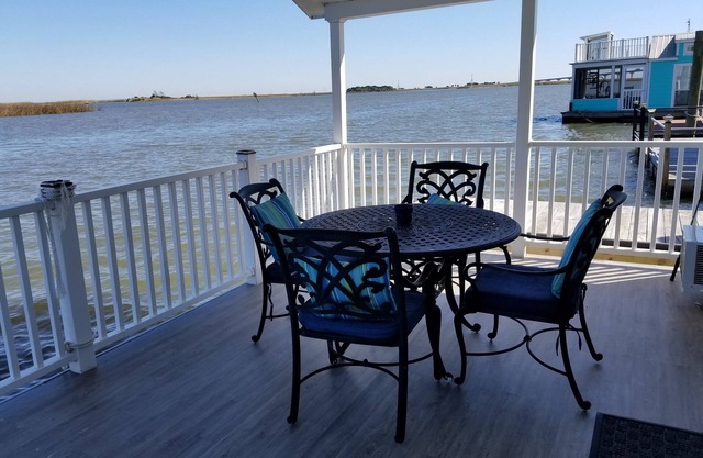 Spacious Floating Condo on the water with upscale amenitiesnNew Water Filtration