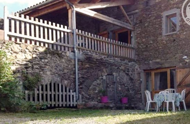Spacious Countryside Gîtes - Sleeps 13 - Near Saint-Étienne, Ideal for Families & Friends