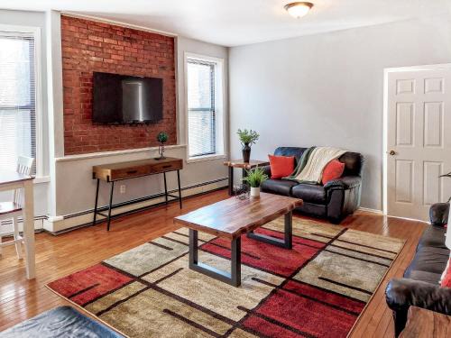 Spacious Getaway by Wooster Square!