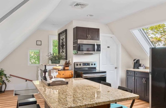 *Spacious Ghostly 2BR Home| Salem+Beverly| Parking
