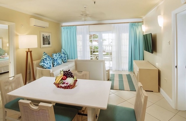 Spacious Good-Value Accommodation! Free Parking, Outdoor Pool, Onsite Spa!