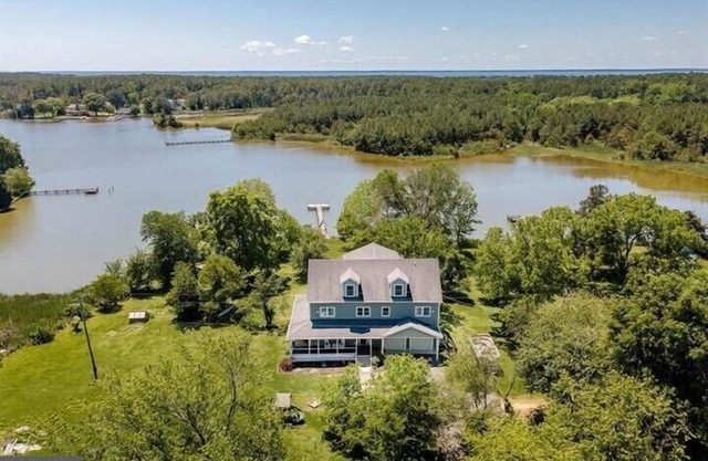 Spacious Gorgeous Waterfront Home With Sunset View