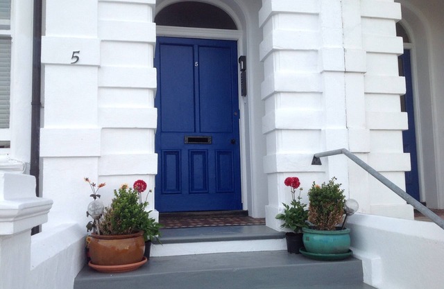 Spacious ground-floor flat, sea view, close to town, one bedroom, two-night min