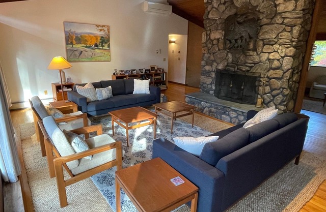 Spacious Home, 9BR/5BA, Pool, Walk to beach and town.