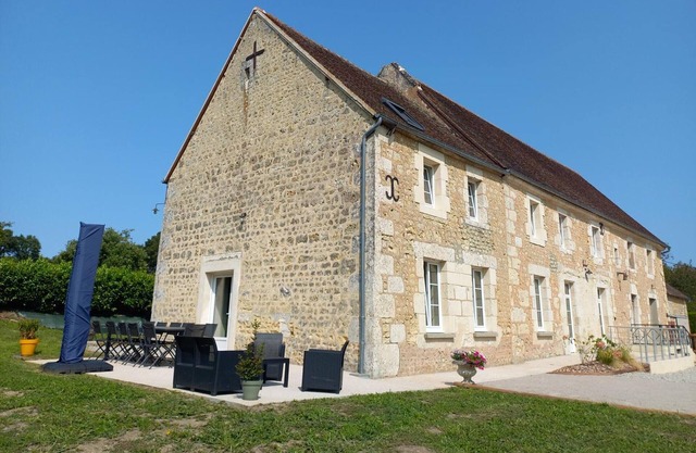 Spacious Historic Manor with Modern Amenities, Terrace, and Garden in La Mesnière