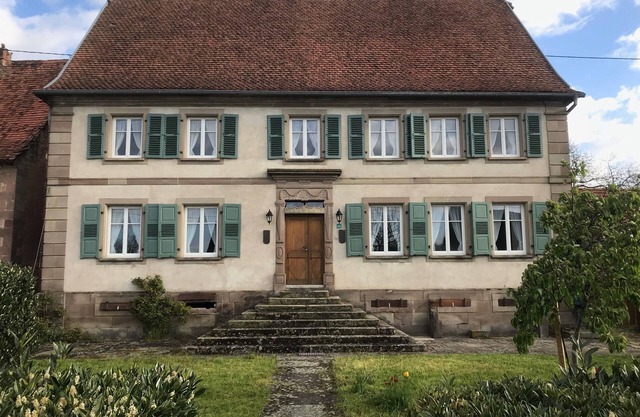 Spacious historic manor, garden. Excellent restaurants close by. Pets welcome.