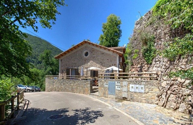 Spacious holiday home in Cataluña with garden