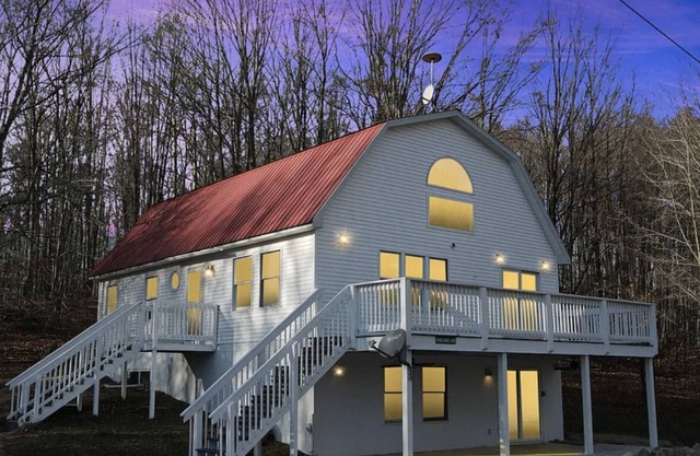 Spacious home, 12 miles from Nubs Nob, Harbor Springs surrounded by forest.