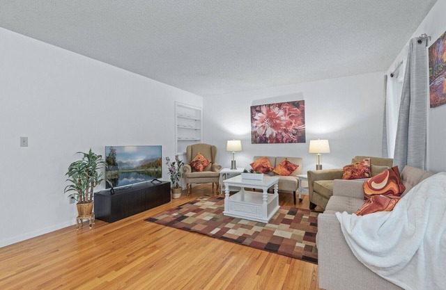 Spacious Home- Centrally located near St. Paul