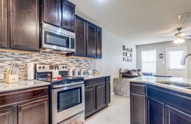 Spacious home for a family getaway to San Antonio. Close to everything!