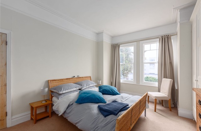 Spacious home off Clapham Common in residential street, 3 x bedrooms, terrace,