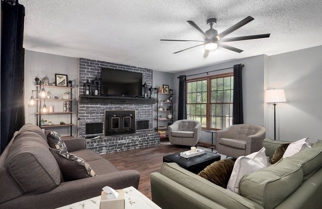 Spacious Home: Scenic 10 acres - game room - fireplace - firepit
