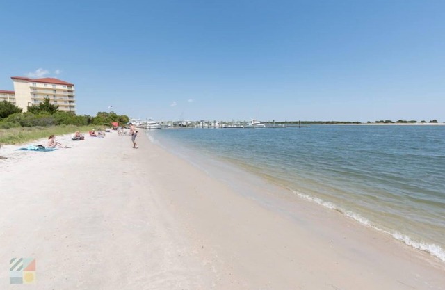 Spacious House Boat with WiFi, pool, hot-tub and fitness room in superb Beaufort