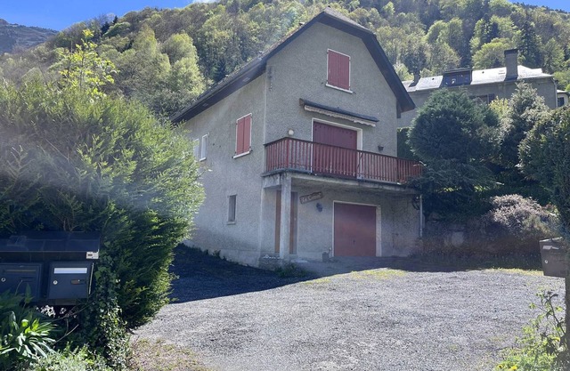 Spacious House in Cauterets: 4 Bedrooms, Garage, No Pets