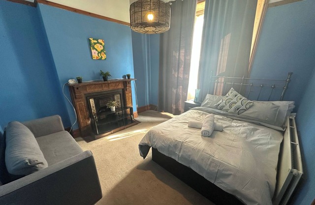 Spacious House- Parking, Garden & Central Location