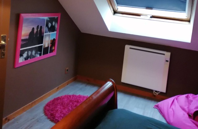 Spacious house swimming pool near public transport and shops