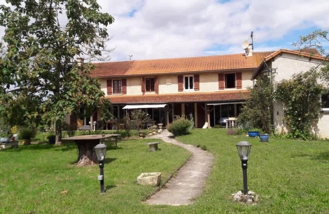 Spacious house with large garden in Valdivienne