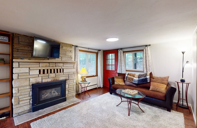 Spacious House with private hot tub, fire pit and free WIFI