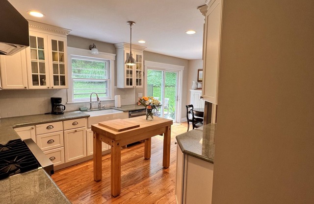 Spacious Hudson Rivertown home in Tarrytown, NY, 8 guests, sleeps 10