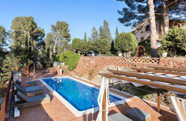 Spacious Luxury Villa with Heated Pool, A/C, Near Barcelona, Vineyards & Golf