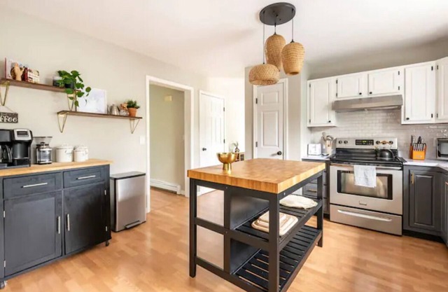 Spacious Lake Community House near Hudson