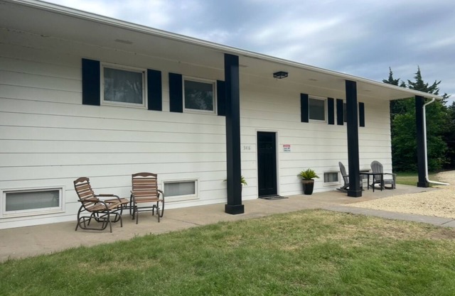 SPACIOUS LAKEHOUSE-2 mi from Curtis Creek at Milford Lake!-Huge Peaceful Yard