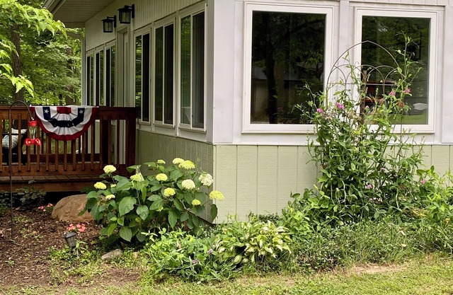Spacious Lakeside cabin on rural Illinois farm-20 minutes from Terre Haute