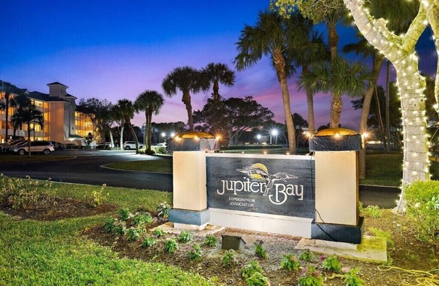 Spacious Lakeside Duplex in Beautiful Jupiter Bay Resort Minutes from Beach!