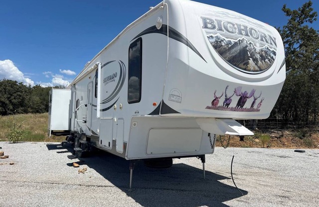 Spacious Lakeside Travel Trailer: Ultimate Comfort Awaits