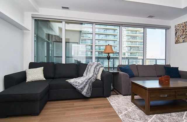 ★Spacious Lakeview Condo Near Downtown (Sleeps 6 adults + 2 kids)★