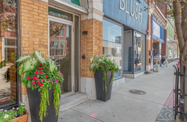 Spacious Loft in walking distance to coffee shops and great dining options.
