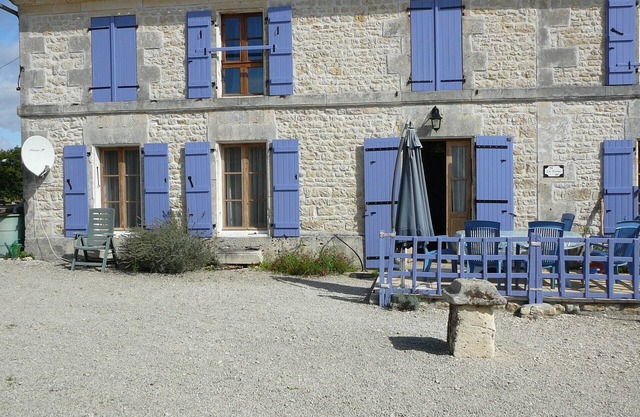 Spacious lovingly restored farmers cottage with pool, convenient location
