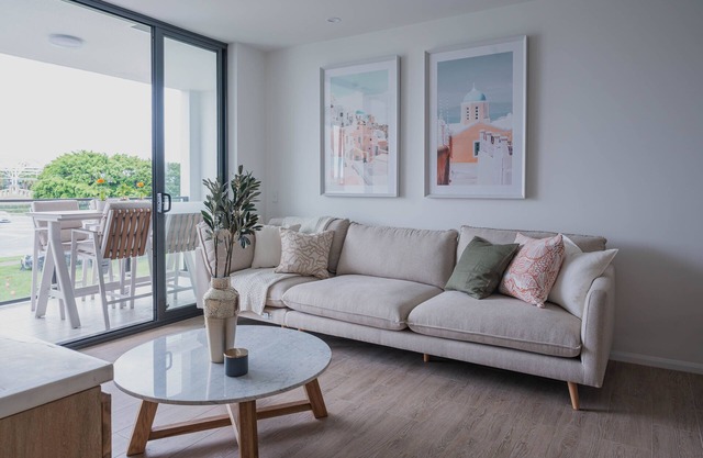 Spacious Luxury Apartment Near the Lake in Gold Coast - Prime Location