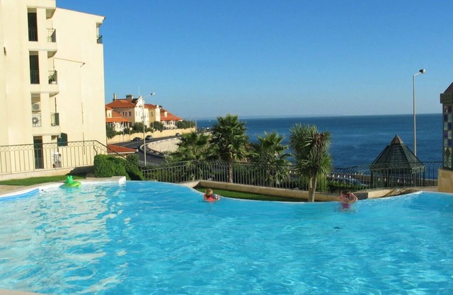 Spacious luxury apartment with 180° ocean view, pool, seafront beach