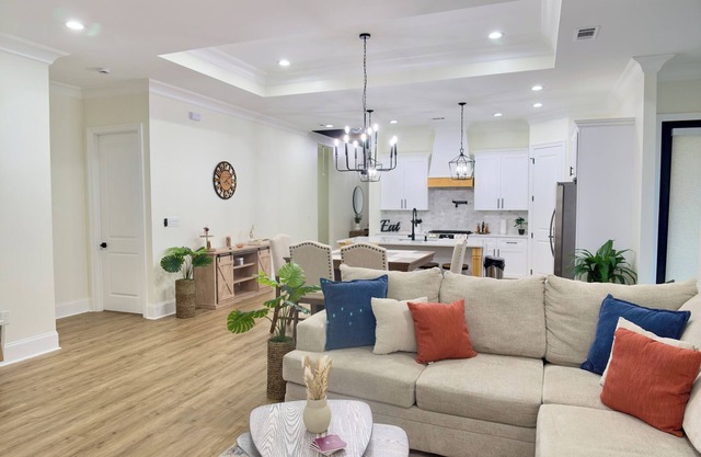 Spacious Luxury Home - 10 Mins to New Orleans