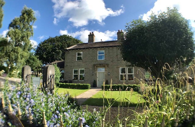 Spacious luxury house in a quiet yet convenient location - sleeps 12