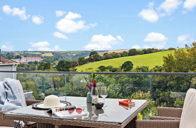 Spacious Luxury Retreat with parking & views