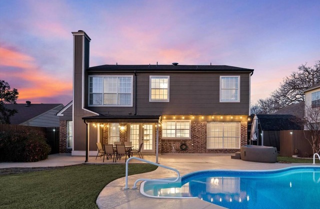Spacious Modern Home w/Pool Hot Tub Game Room