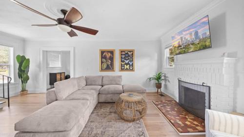 Spacious Modern Farmhouse w/Private Patio & BBQ!