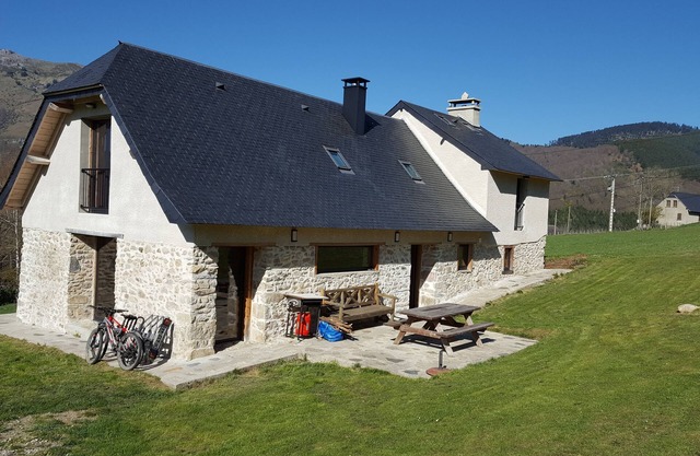 Spacious Mountain Barn, Beautifully Restored, Stunning Views