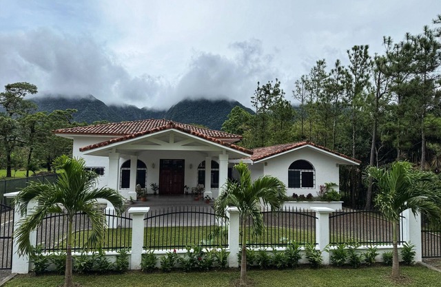 Spacious mountain villa with 5 bedrooms and brand new AC